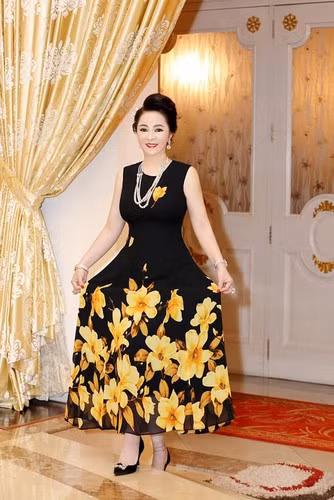 Bà Phương Hằng tên thật là Nguyễn Thị Thanh Tuyền, sinh năm 1971. Người phụ nữ này là nữ doanh nhân người Canada gốc Việt hiện đang sinh sống tại Việt Nam.