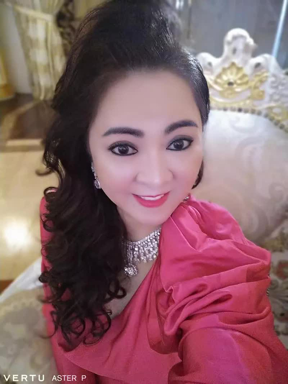 Có vẻ như bỏ qua mọi lời khuyên chân thành từ người thân thiết, bà Nguyễn Phương Hằng vẫn trung thành với kiểu chụp ảnh như vậy, và điều đó diễn ra thường xuyên trên trang cá nhân.