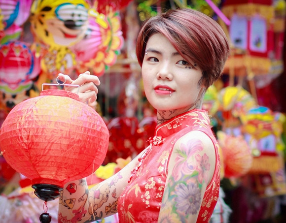 Nữ thợ xăm trên có tên Phạm Thị Huỳnh Mai (sinh năm 1990) hiện sinh sống và làm việc tại Sài Gòn.