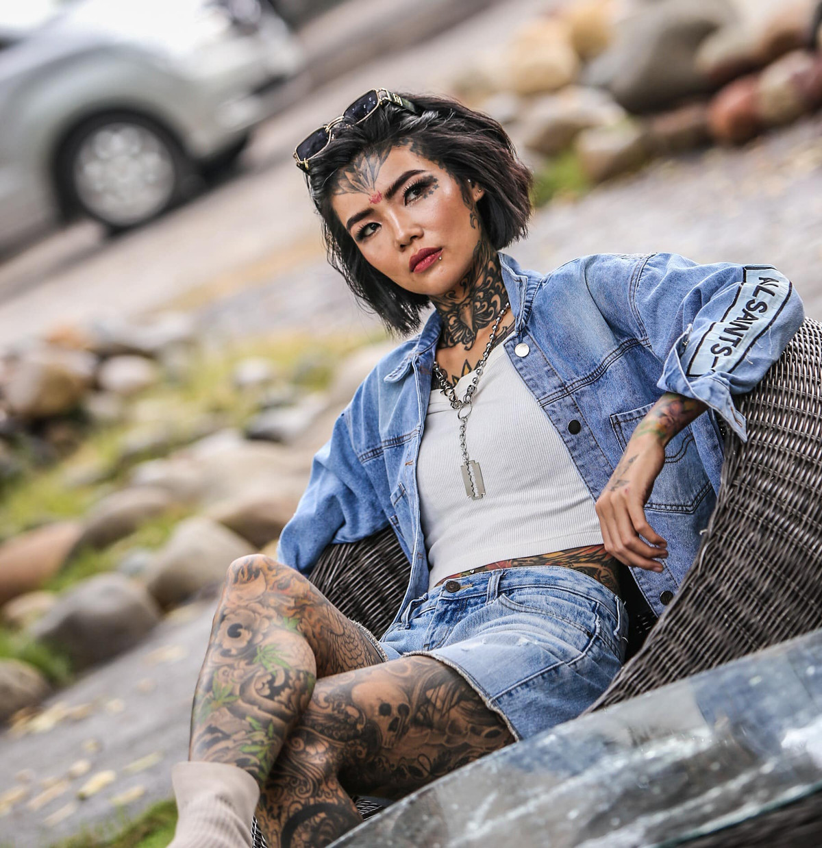 Sau khi nổi tiếng, công việc của Mai Phạm khá thuận lợi khi lượng khách tìm đến nhiều hơn. Cô cũng thường xuyên cập nhật hình ảnh miệt mài xăm hình, làm đẹp cho khách.