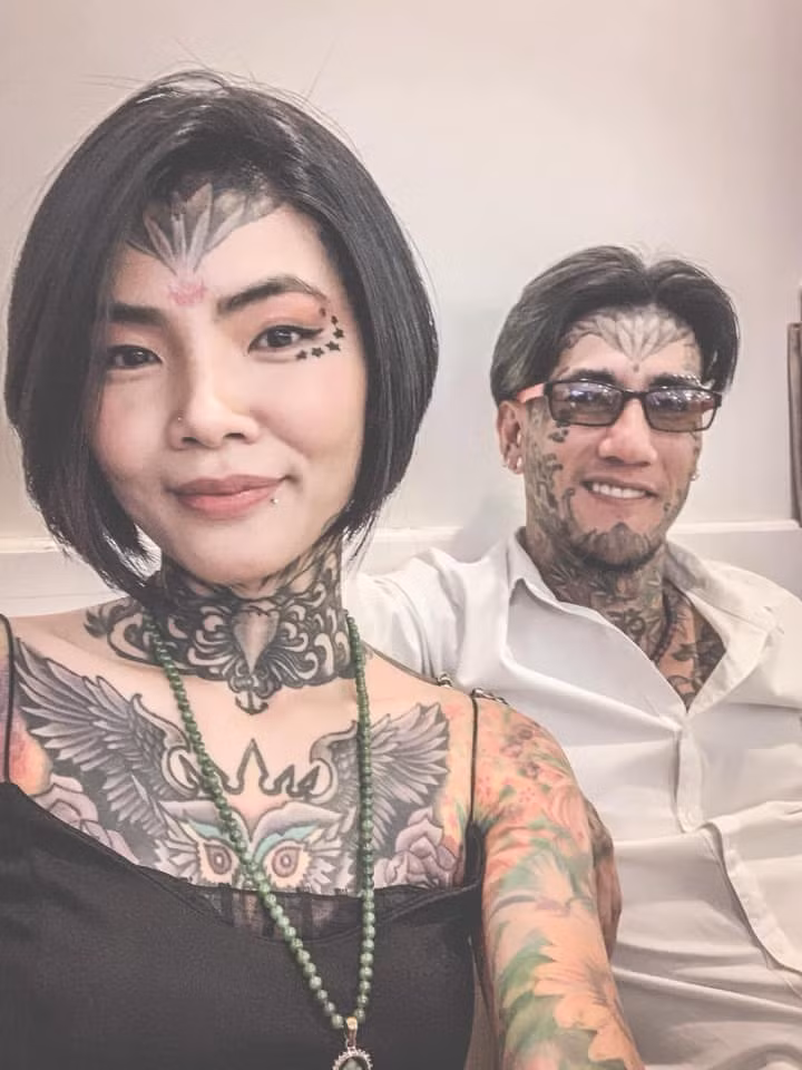 Câu chuyện thời điểm đó gây xôn xao suốt thời gian dài đã nhiều lần khiến Phạm Mai chùn chân trong sự nghiệp. Thế nhưng, bằng tình yêu, anh Đăng Vinh đã luôn đứng bên cạnh, nắm tay vợ để vực dậy.