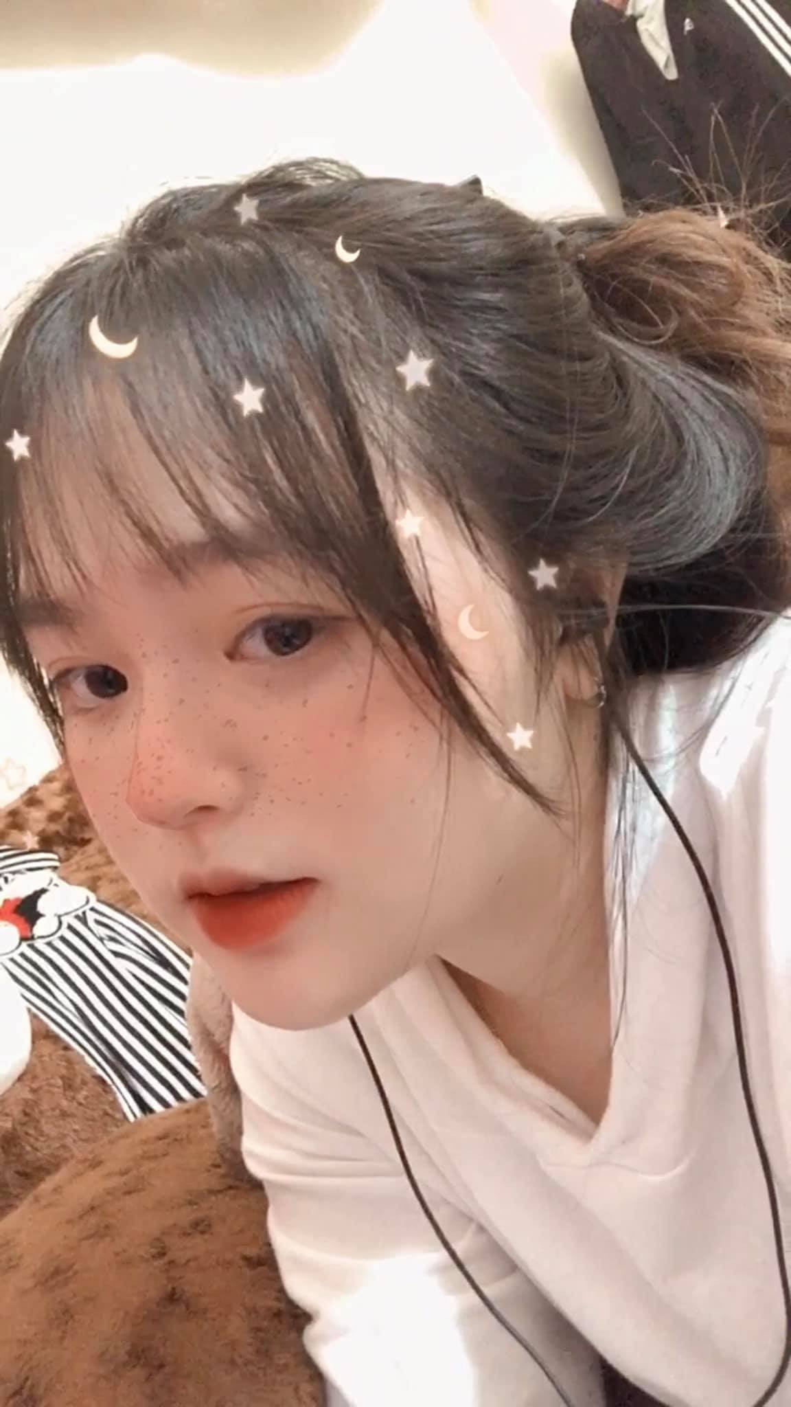 Cô nàng vẫn còn giữ được những nét ngây thơ, khuôn mặt bầu bĩnh, đôi mắt to tròn và nụ cười cực kỳ sáng.