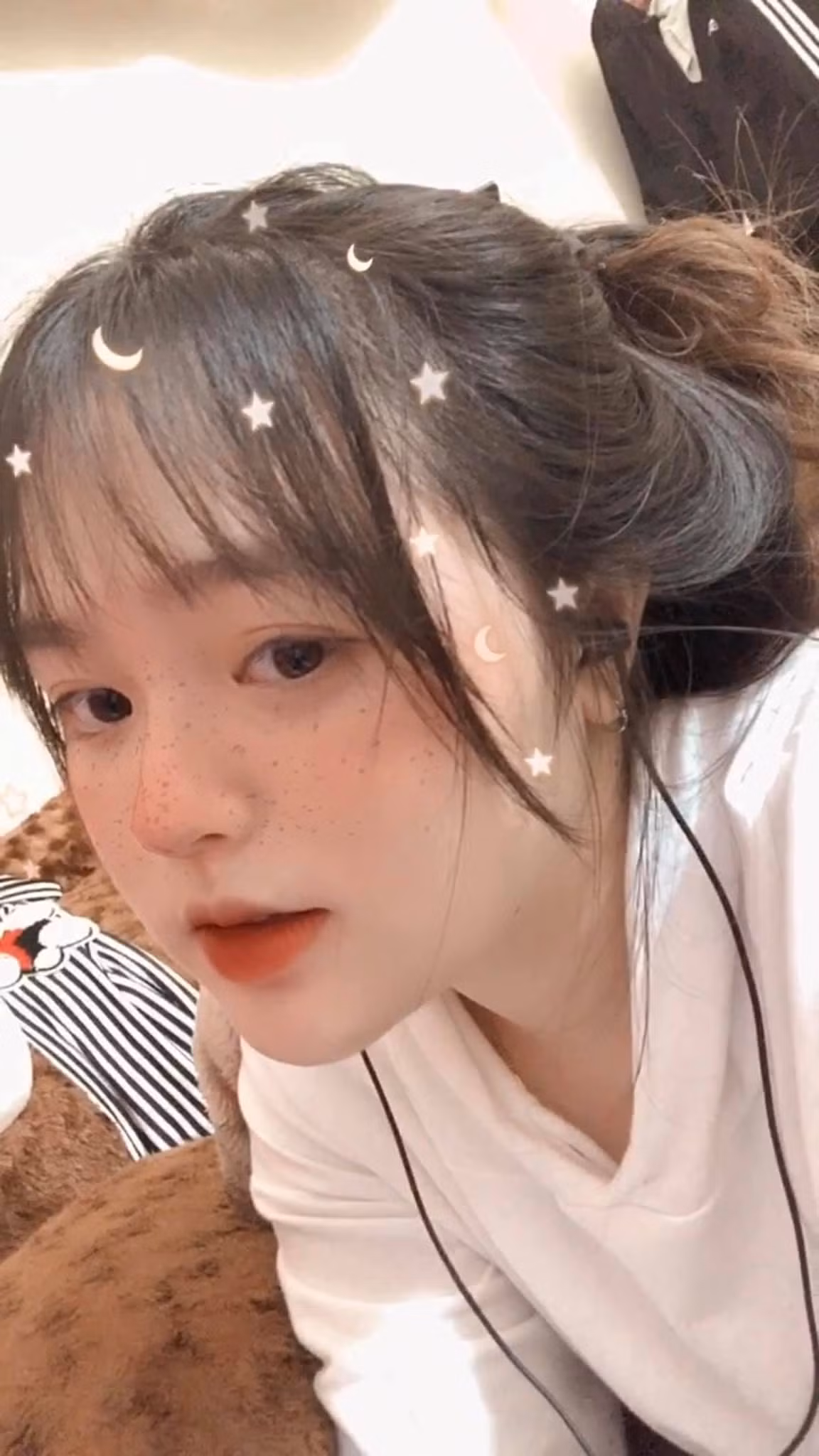 Cô nàng vẫn còn giữ được những nét ngây thơ, khuôn mặt bầu bĩnh, đôi mắt to tròn và nụ cười cực kỳ sáng.