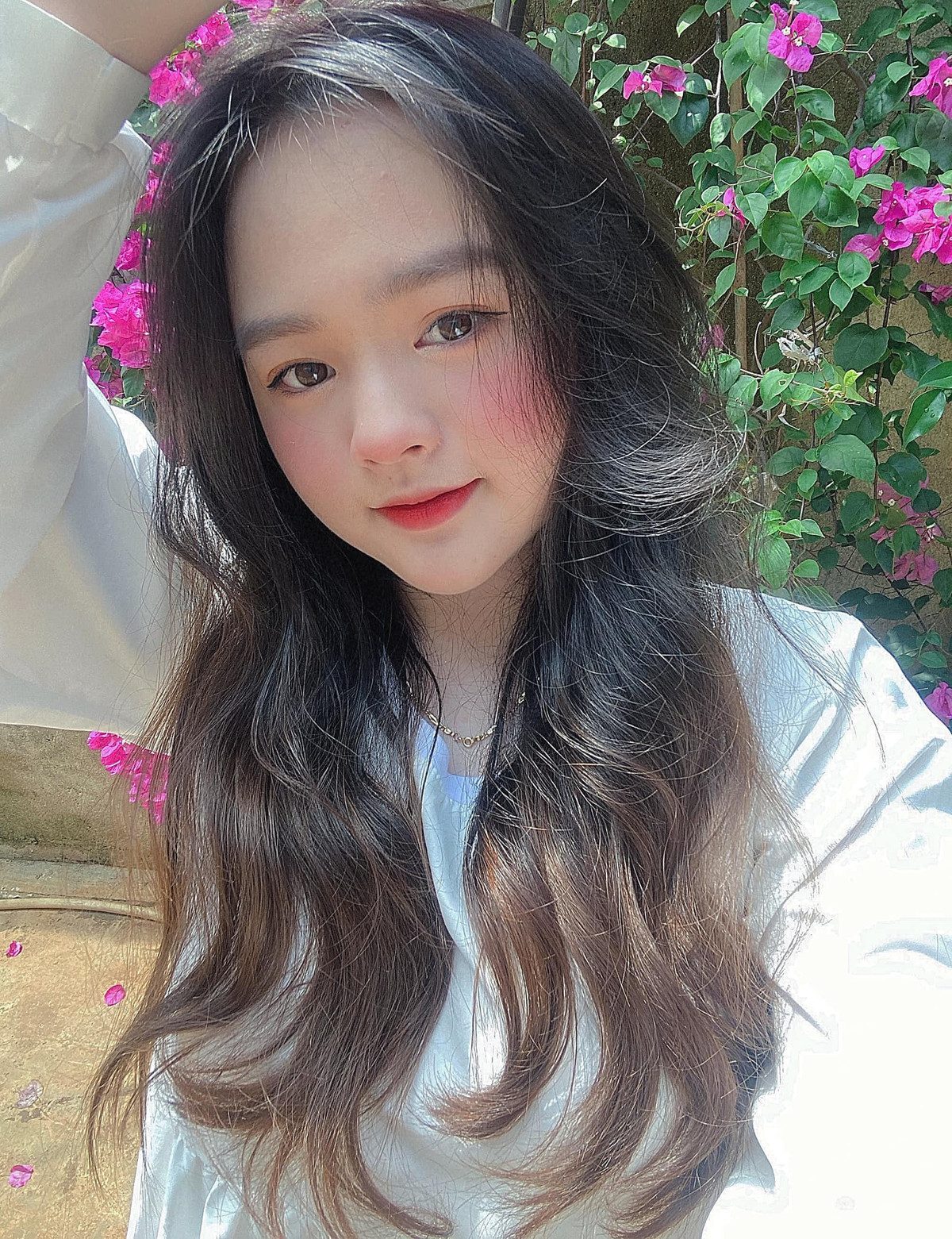 Thế Trâm không chỉ ghi điểm bởi câu hỏi đúng trọng tâm mà còn nhờ ngoại hình xinh xắn như hot girl, có chút gì đó lém lỉnh.