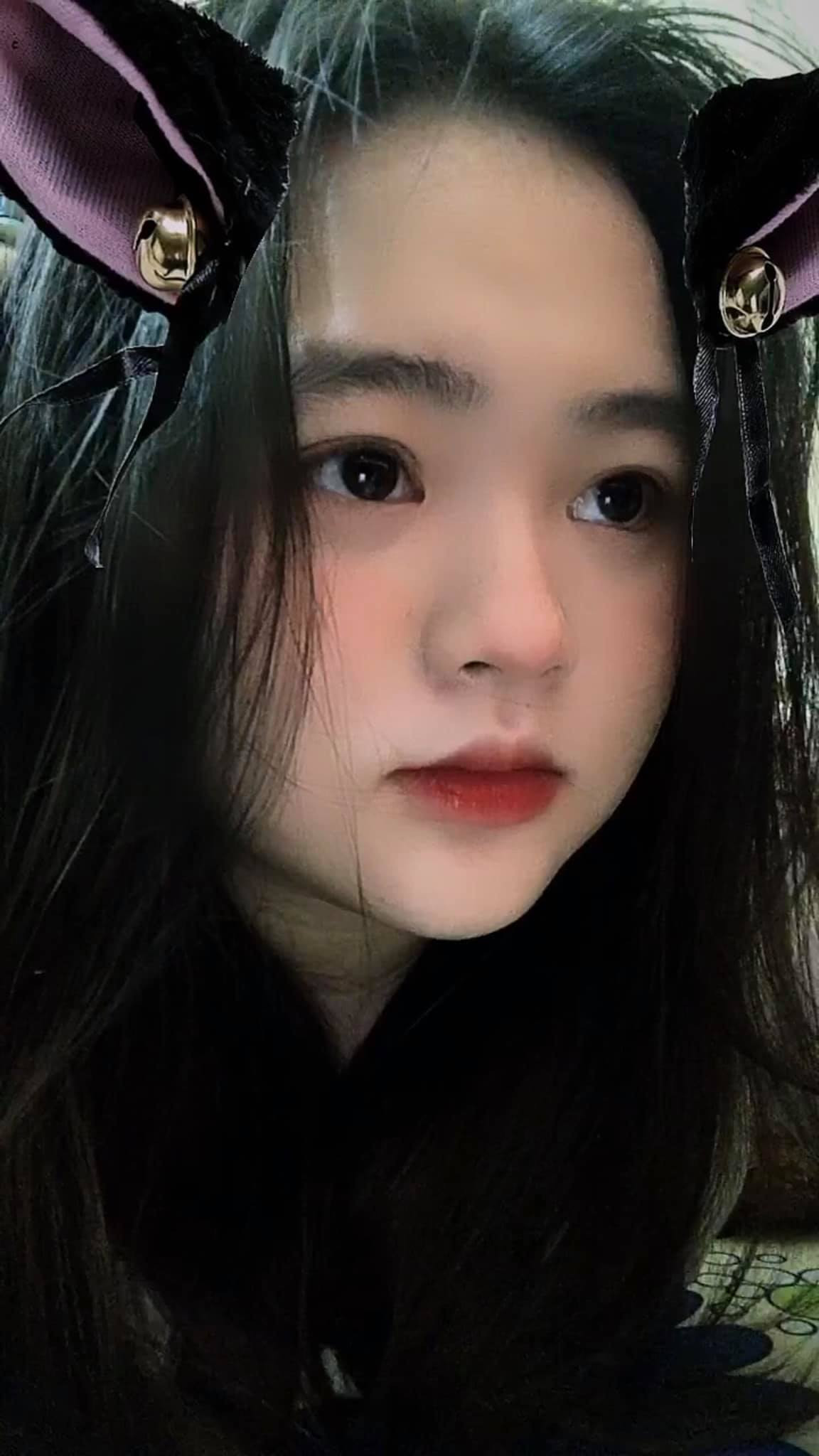 Trâm cũng thường xuyên đăng tải những tấm hình selfie của mình và livestream, trò chuyện cùng dân mạng cũng như không quên "thả thính" dạo.