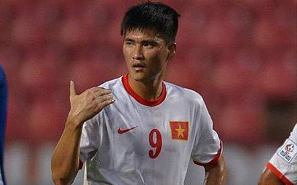 Cụ thể, khi trao đổi với các khách mời về VAR Công Vinh chia sẻ: "Tôi nghĩ rằng VAR cần thiết cho bóng đá dù nó hơi cứng nhắc, hơi làm mất đi cảm xúc của người xem bóng đá đơn thuần. Nói đâu xa, nếu như có VAR ở Việt Nam trước đây, thì tôi đã không phải vái lạy trọng tài".