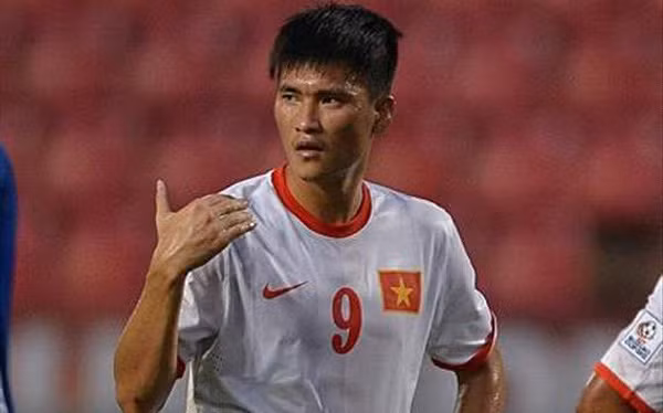 Cụ thể, khi trao đổi với các khách mời về VAR Công Vinh chia sẻ: "Tôi nghĩ rằng VAR cần thiết cho bóng đá dù nó hơi cứng nhắc, hơi làm mất đi cảm xúc của người xem bóng đá đơn thuần. Nói đâu xa, nếu như có VAR ở Việt Nam trước đây, thì tôi đã không phải vái lạy trọng tài".