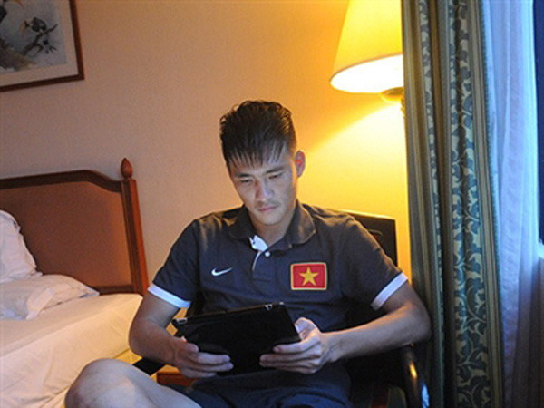 Scandal của Công Vinh chưa dừng lại ở đó, tiền đạo gốc Nghệ An thời điểm đó còn lớn tiếng tuyên bố muốn giải nghệ do bị VFF "đối xử bạc", tuyên bố này ngay lập tức khiến CĐV bóng đá Việt Nam dấy lên làn sóng phản đối Công Vinh.