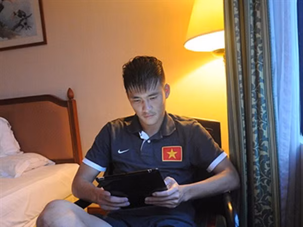 Scandal của Công Vinh chưa dừng lại ở đó, tiền đạo gốc Nghệ An thời điểm đó còn lớn tiếng tuyên bố muốn giải nghệ do bị VFF "đối xử bạc", tuyên bố này ngay lập tức khiến CĐV bóng đá Việt Nam dấy lên làn sóng phản đối Công Vinh.