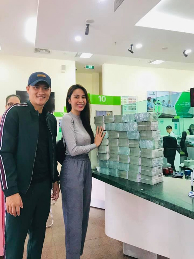 Trước khi vướng vào lùm xùm tiền từ thiện này, trước đó sự nghiệp của chàng cầu thủ xứ Nghệ đã gặp phải không ít scandal, gây ảnh hưởng đến con đường "sân cỏ" của anh.