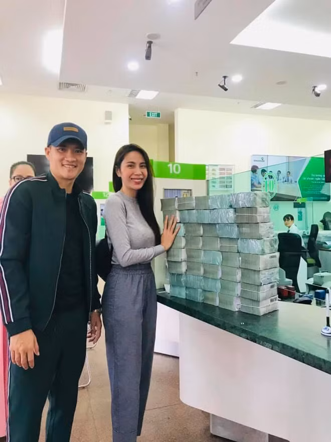 Trước khi vướng vào lùm xùm tiền từ thiện này, trước đó sự nghiệp của chàng cầu thủ xứ Nghệ đã gặp phải không ít scandal, gây ảnh hưởng đến con đường "sân cỏ" của anh.