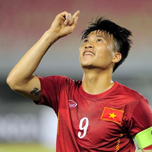 Với hành động khó hiểu đó, Lê Công Vinh đã bị Liên đoàn bóng đá cấm thi đấu 3 trận và phạt tiền 10 triệu đồng.