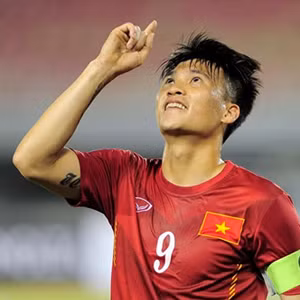 Với hành động khó hiểu đó, Lê Công Vinh đã bị Liên đoàn bóng đá cấm thi đấu 3 trận và phạt tiền 10 triệu đồng.