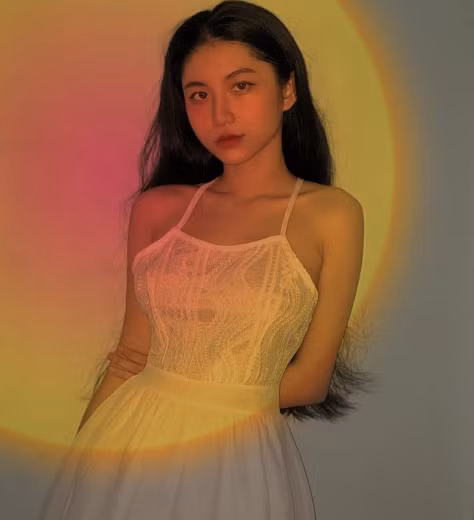 Kim Anh hiện đang thử sức với nghề mẫu ảnh, quảng cáo sản phẩm cho các cửa hàng thời trang, mỹ phẩm.