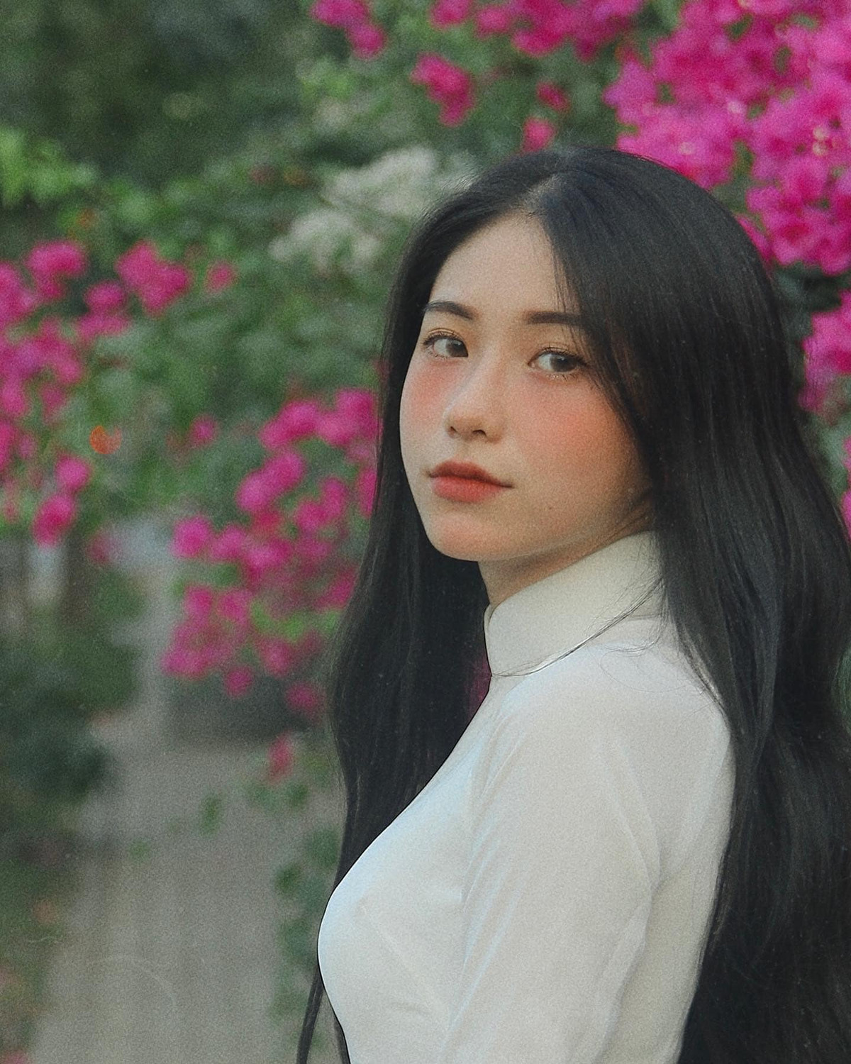 Gái xinh 10x này còn được nhiều người biết đến khi sở hữu gương mặt xinh đẹp giống với “bản sao” của ca sỹ Hòa Minzy.