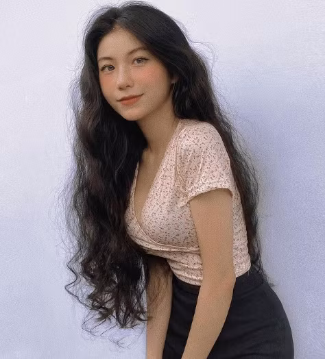 Với ngoại hình ưa nhìn giúp cô nàng tự tin hơn, dễ dàng kết thêm bạn mới.