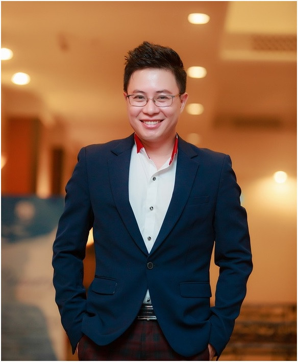 Cụ thể, nam MC VTV đã đăng đàn lên MXH đoạn email này kèm những lời lẽ mang tính mỉa mai như "nghỉ học có làm em đỡ buồn hơn không?".