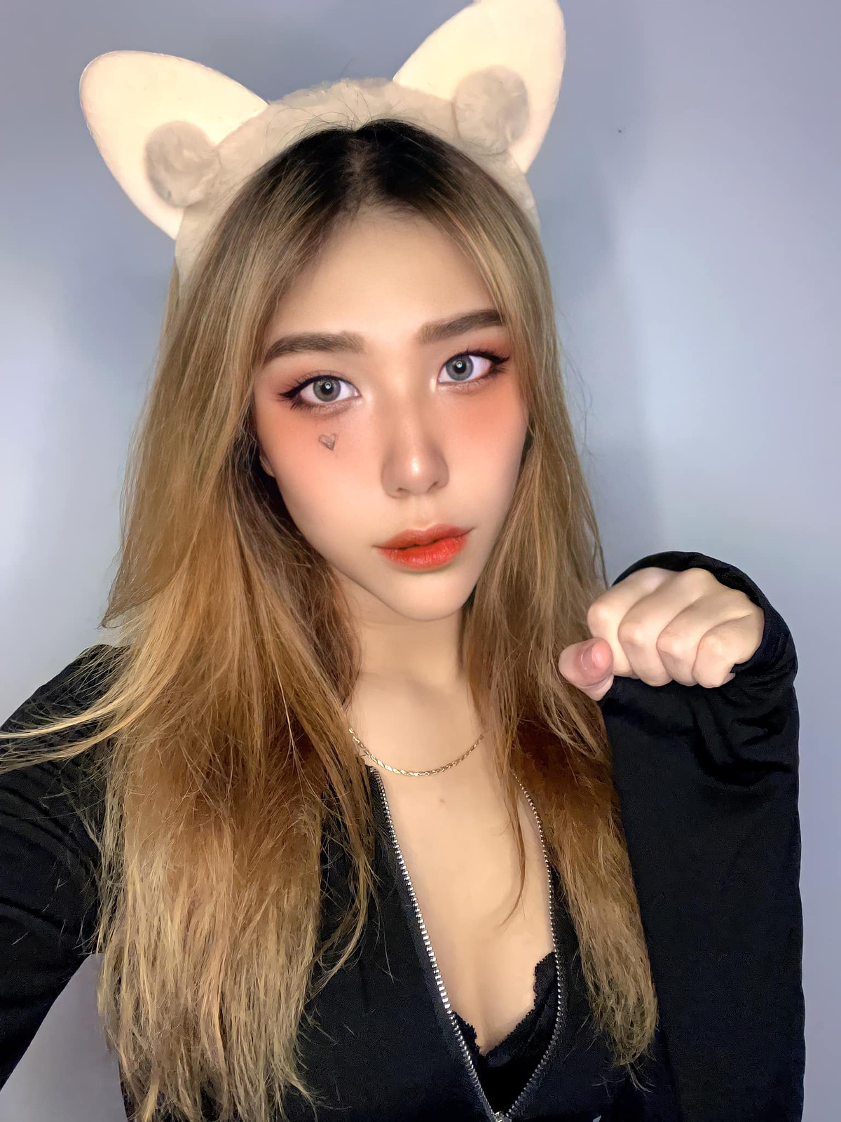 Vóc dáng gợi cảm, xinh đẹp không khác gì hot girl của Ngọc Linh giúp cô nàng thoả thích diện những bộ cánh sexy, điệu đà và ngày càng trở nên xinh đẹp.