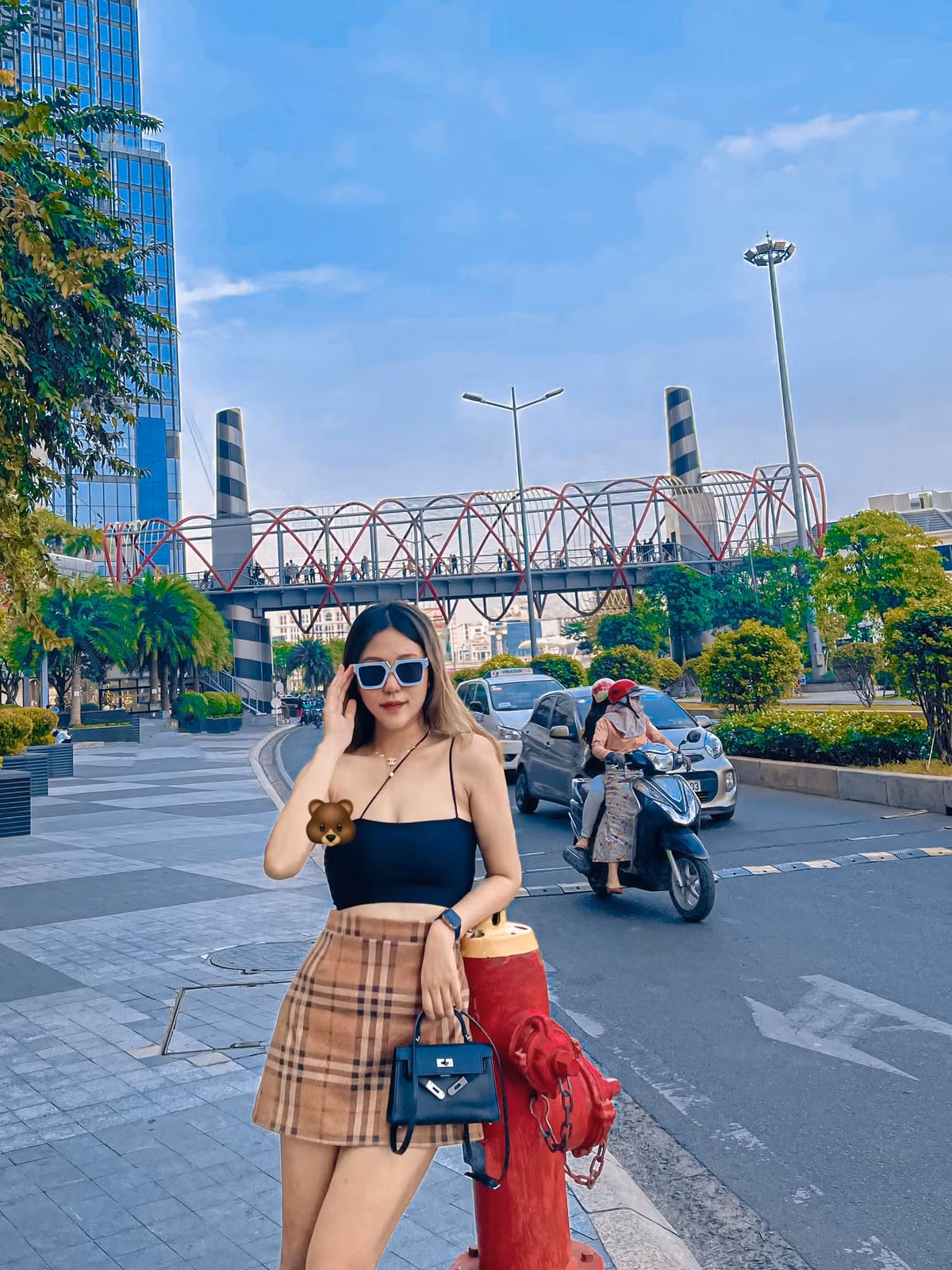 Cô xuất hiện với vẻ ngoài xinh đẹp, chỉn chu, trong những bộ đồ thời trang hiện đại, bắt mắt. Trang cá nhân của Ngọc Linh hot không kém cạnh gì nhiều hot girl khác. Ảnh: FBNV