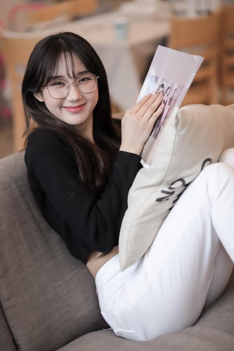 Sở hữu đôi mắt to tròn, gương mặt xinh đẹp không kém gì gái Hàn, Mina Young đã khiến nhiều người thổn thức.