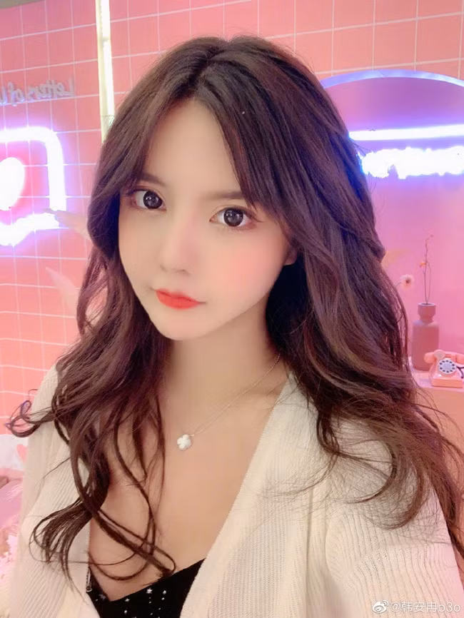 Hàn An Nhiễm từng gây chú ý với hôn lễ hoành tráng với soái ca Lý Minh Lâm. Tuy nhiên cả hai đã ly hôn sau đó, lý do chia tay được đưa ra là không thể chấp nhận hành vi vô đạo đức của ông xã, nhưng từ chối nói rõ sự việc sai trái bắt nguồn từ đâu. Ảnh: Tổng hợp