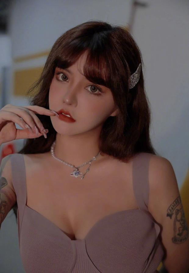 Gia nhập hội gái xinh bị bóc mẽ nhan sắc mới đây là " hot girl dao kéo" Hàn An Nhiễm, đến từ Trung Quốc, nổi tiếng khi sở hữu 4,9 triệu follow.