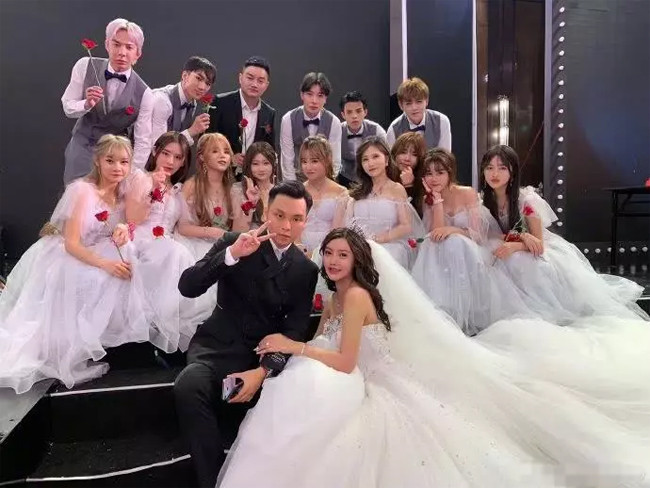 Sau khi trùng tu nhan sắc, cô trở thành người mẫu đắt show và bắt đầu kinh doanh online. Cũng từ thời điểm đó, Hàn An Nhiễm được dân mạng đặt cho biệt danh "hot girl dao kéo".