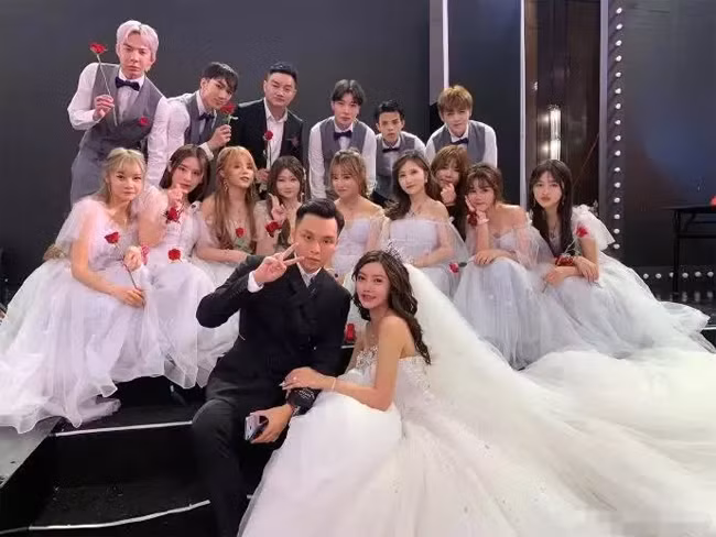 Sau khi trùng tu nhan sắc, cô trở thành người mẫu đắt show và bắt đầu kinh doanh online. Cũng từ thời điểm đó, Hàn An Nhiễm được dân mạng đặt cho biệt danh "hot girl dao kéo".