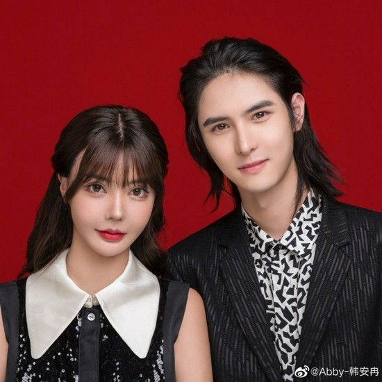 Trên trang cá nhân, hot girl đình đám này thường xuyên khoe những hình ảnh vô cùng xinh đẹp, không chút khuyết điểm.