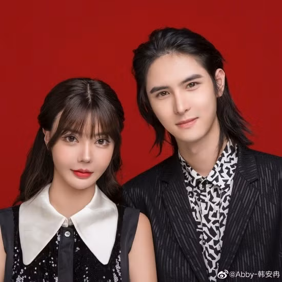 Trên trang cá nhân, hot girl đình đám này thường xuyên khoe những hình ảnh vô cùng xinh đẹp, không chút khuyết điểm.