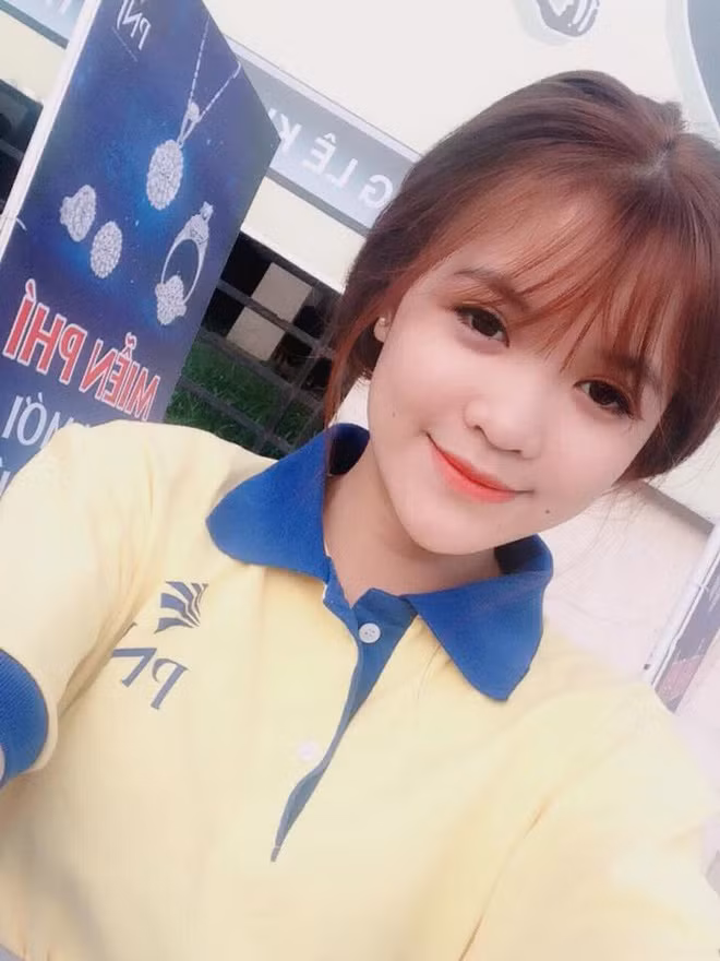 Từ những bức ảnh đăng tải, không ít người giật mình bởi gương mặt trước đây của con dâu ông Dũng "Lò Vôi" khác biệt hẳn, thậm chí có phần kém sắc.