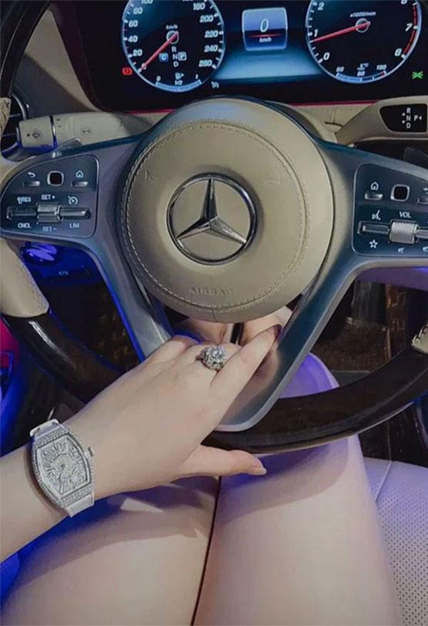 Khác với hình ảnh hiện tại là check-in xế hộp, đeo đồng hồ và nhẫn kim cương đắt tiền, Quế Long trước khi làm dâu bà chủ đất Bình Dương cũng từng có cuộc sống giản dị như bao sinh viên khác.