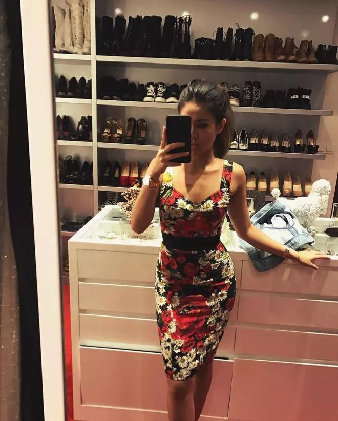 Dẫu biết đã khen quá nhiều nhưng người ta vẫn không thể không thả tim tới tấp cho màn khoe sắc này của Tiên Nguyễn.