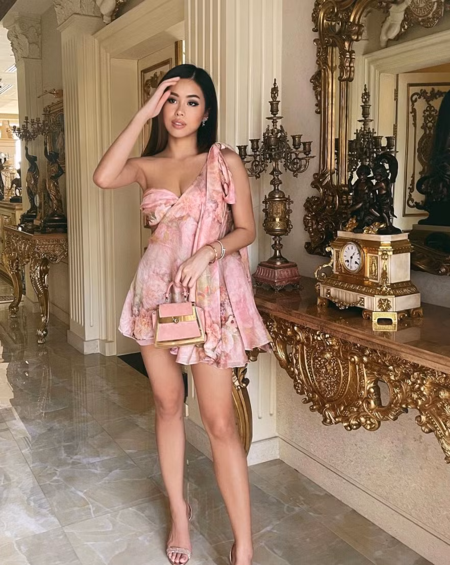 Bên cạnh thần thái ngời ngời của nàng tiểu thư hay background toát ra mùi tiền, nhiều người cũng chú ý đến vóc dáng thon thả của Tiên Nguyễn.