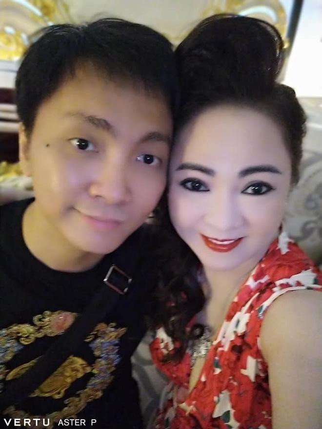 Ngoài Huỳnh Hằng Hữu, bà Nguyễn Phương Hằng còn chụp ảnh cùng đứa con trai thứ 2, nhưng cậu bạn này khá kín tiếng.