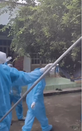 Mới đây, trên MXH xuất hiện đoạn clip TikTok ghi lại cảnh một nhóm nhân viên y tế mặc đồ bảo hộ kín mít, đam mê hái sơ ri gây sự chú ý của cư dân mạng.