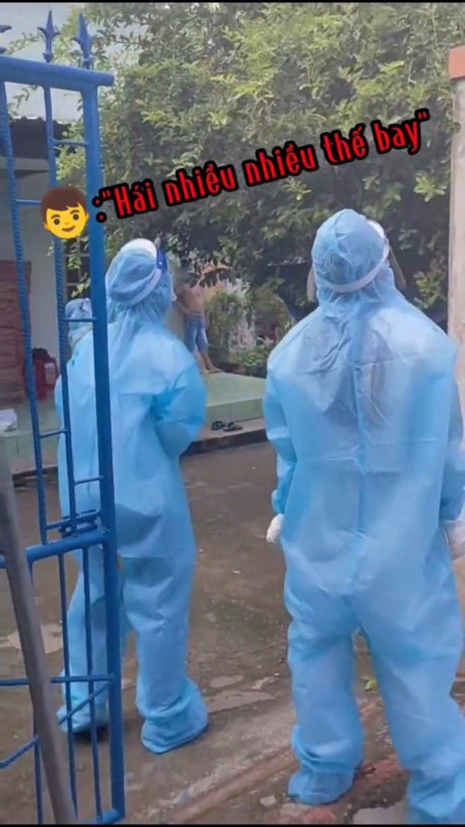 Có lẽ, vì không cầm lòng được trước cây sơ ri đang trĩu quả trong một nhà dân gần điểm xét nghiệm, nhóm nhân viên y tế đã đến xin vài quả và được chủ nhà mang hẳn cây sào ra để các bạn hái thoả thích.