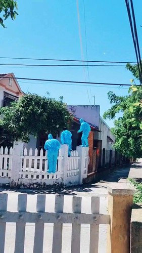 Những hình ảnh đẹp về đội ngũ chống dịch không phải là hiếm. Mới đây nhất, đoạn clip TikTok ghi lại cảnh 3 nhân viên y tế đam mê hái quả xoài gây sự chú ý của cư dân mạng.