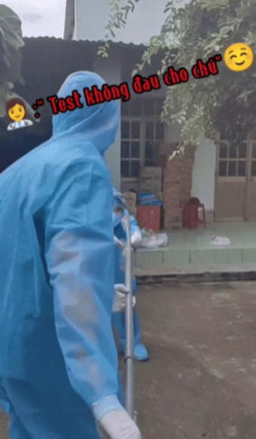 Kèm theo clip, chủ nhân bài đăng còn chia sẻ thêm dòng trạng thái khiến nhiều người xem xong phải bật cười thích thú: "Xin sơ ri nhưng vẫn không quên giới thiệu team test Covid không đau đâu".