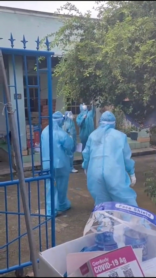 Cư dân mạng đặc biệt chú ý chính là lời hứa của các bạn trẻ này với chú chủ nhà như để bày tỏ sự biết ơn: "Test không đau cho chú, chọc như không chọc".