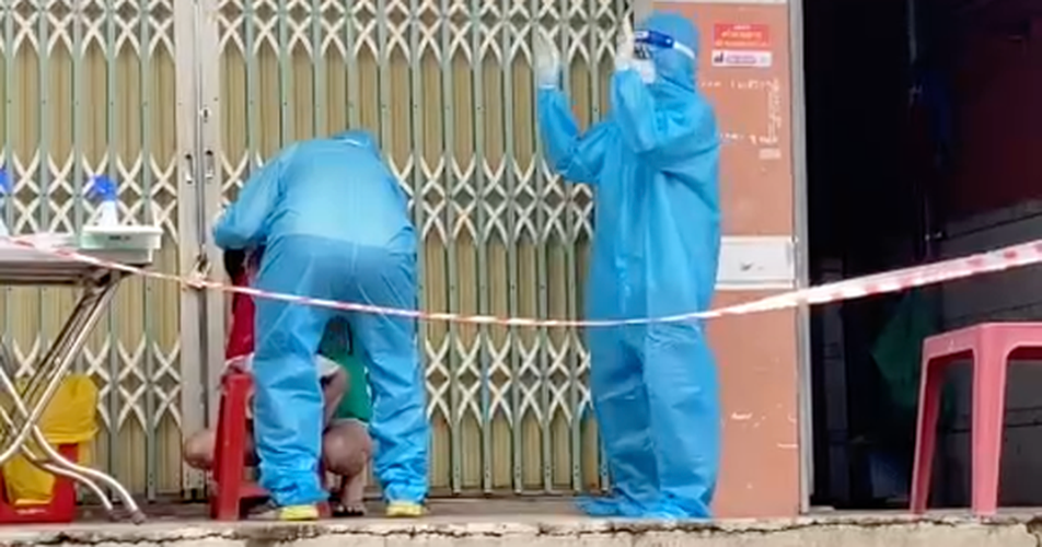 Dù phải vất vả ngày đêm, vẫn phải căng mình chống dịch, thế nhưng họ vẫn có những khoảnh khắc dễ thương, làm phấn chấn tinh thần của mọi người. Ảnh: Tổng hợp