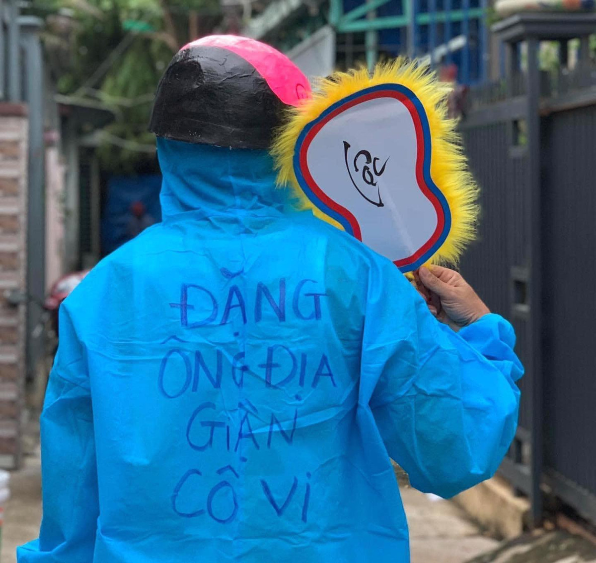 Mới đây, những hình ảnh tình nguyện viên chống dịch hóa thành chú lân, ông địa, mang theo những túi quà đến các hộ gia đình dành tặng các bé dịp Trung Thu khiến ai nhìn cũng thấy ấm lòng phần nào. Ảnh: Trương Vĩnh Đặng