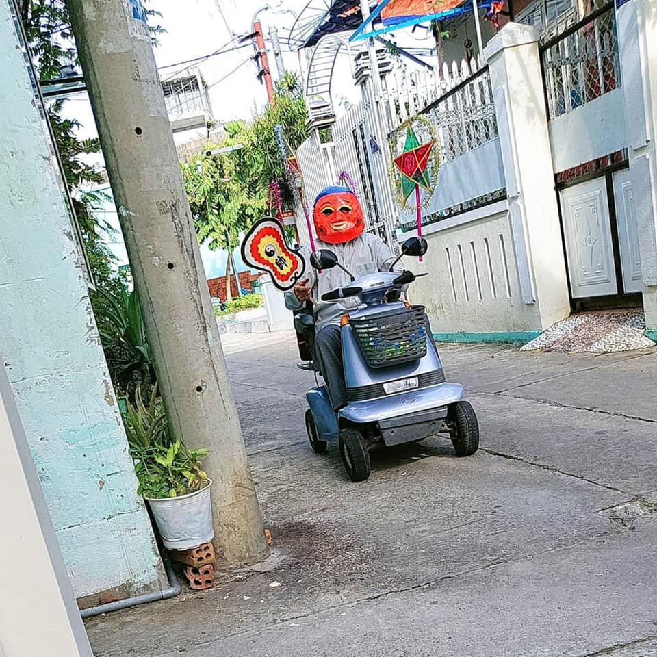 Hình ảnh bác Tổ Trưởng đang đi tuyên truyền chống dịch nhưng không quên không khí Trung Thu khiến ai cũng phì cười. Ảnh: Thanh Phương