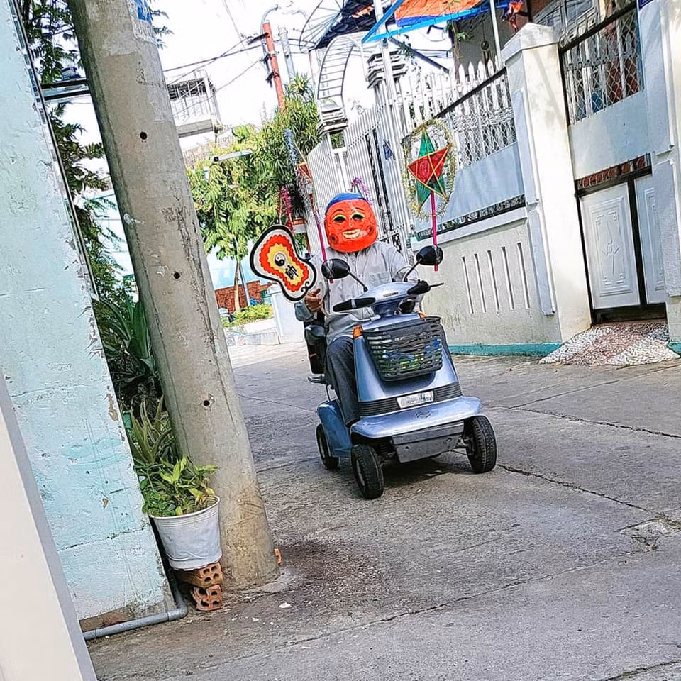 Hình ảnh bác Tổ Trưởng đang đi tuyên truyền chống dịch nhưng không quên không khí Trung Thu khiến ai cũng phì cười. Ảnh: Thanh Phương