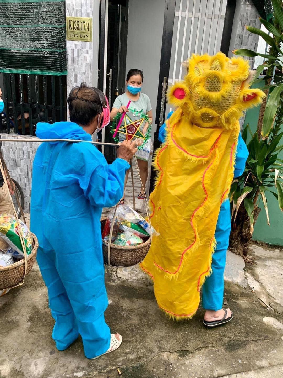 Không giống như Tết Trung Thu hàng năm, năm nay có lẽ mùa trăng sẽ đặc biệt hơn khi các em nhỏ không còn được tập trung đông để rước đèn ông sao, giao lưu văn nghệ,...Thay vào đó mùa Trung Thu năm nay chỉ gói gọn theo từng gia đình, từng địa phương vừa ấm cúng lại an toàn mùa dịch. Ảnh: Trương Vĩnh Đặng
