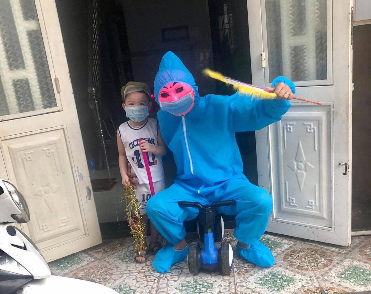 Sẽ không có các hoạt động bày cỗ trông trăng, rước đèn ông sao, hay tổ chức múa hát, vui văn nghệ…, song tin chắc rằng, mỗi người, mỗi gia đình sẽ đều có những cách riêng để đón Tết đoàn viên thật ấm cúng, đảm bảo các quy định phòng chống dịch. Ảnh: Trương Vĩnh Đặng