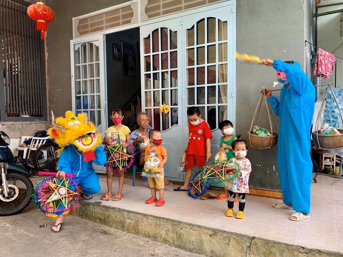 Phía dưới bình luận, cư dân mạng để lại lời chúc sức khỏe đến lực lượng tuyến đầu chống dịch, mong dịch bệnh qua đi để mọi người trở lại cuộc sống bình thường. Ảnh: Trương Vĩnh Đặng