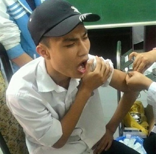 Biểu cảm hài hước của một nam thanh niên khi bị tiêm khiến cư dân mạng không nhịn nổi cười. Ảnh: Tổng hợp