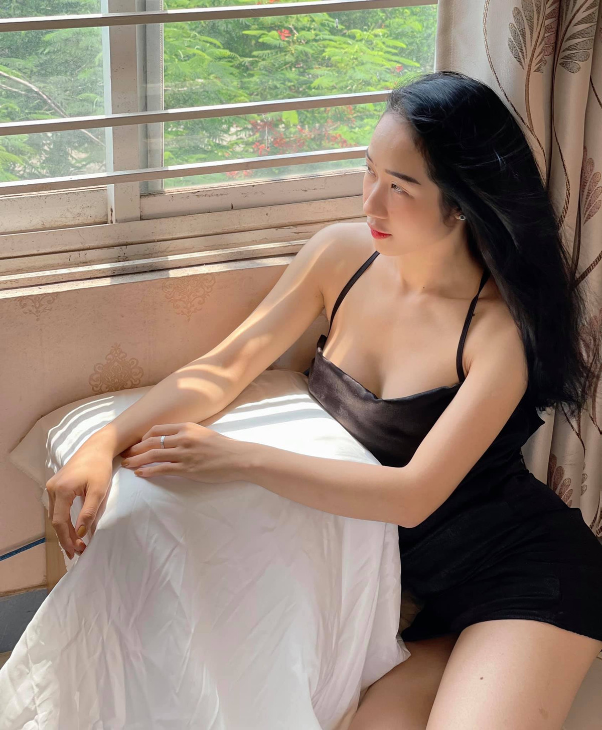 Mọi hình ảnh khoe dáng nuột nà của cô giáo Phương Thảo đăng tải trên trang cá nhân đều thu hút lượt like khủng. Nhờ tập gym đều đặn mà cô giáo Hà thành có được thân hình chuẩn chỉnh như vậy.