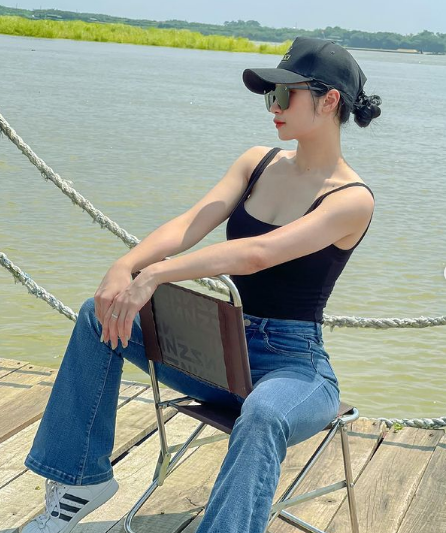 Nhờ lợi thế ngoại hình đẹp, Phương Thảo từng đạt được nhiều danh hiệu khi tham dự một số cuộc thi như: Hoa khôi nữ sinh Thanh lịch CĐ Sư phạm, Á khôi Duyên dáng Sư phạm toàn quốc,...